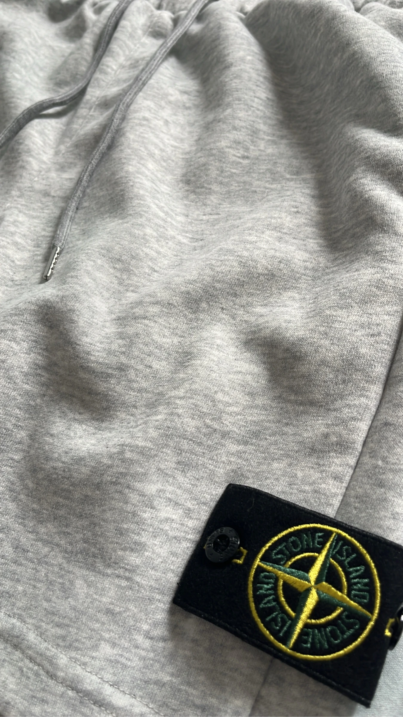 Conjunto Stone Island – T-shirt branco + short cinza – photo 4
